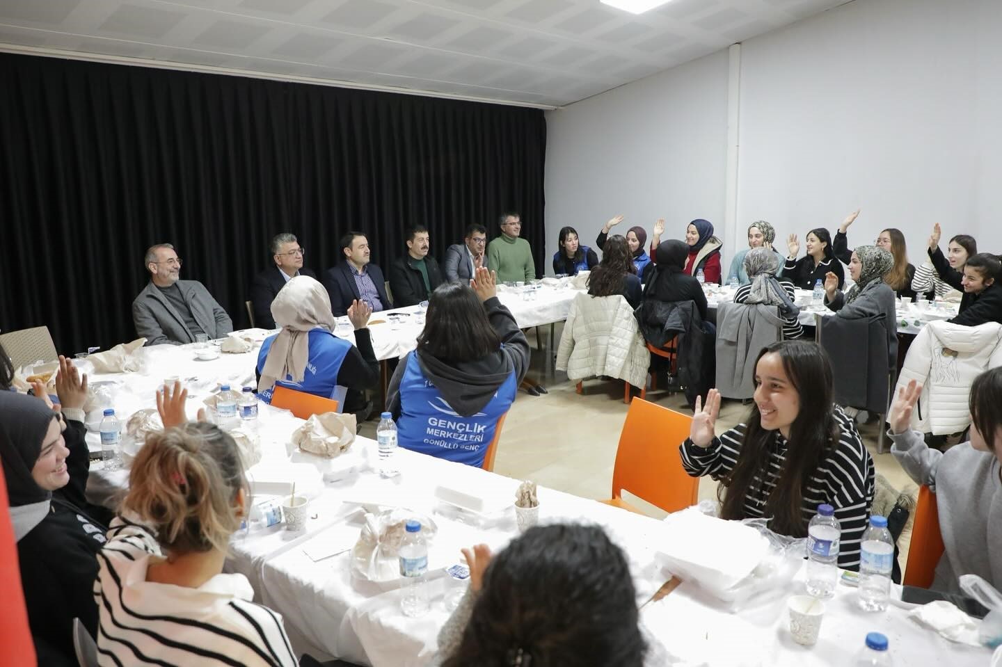 Vali Musa Işın KYK&rsquo;lı &ouml;ğrencilerle sahurda buluştu
