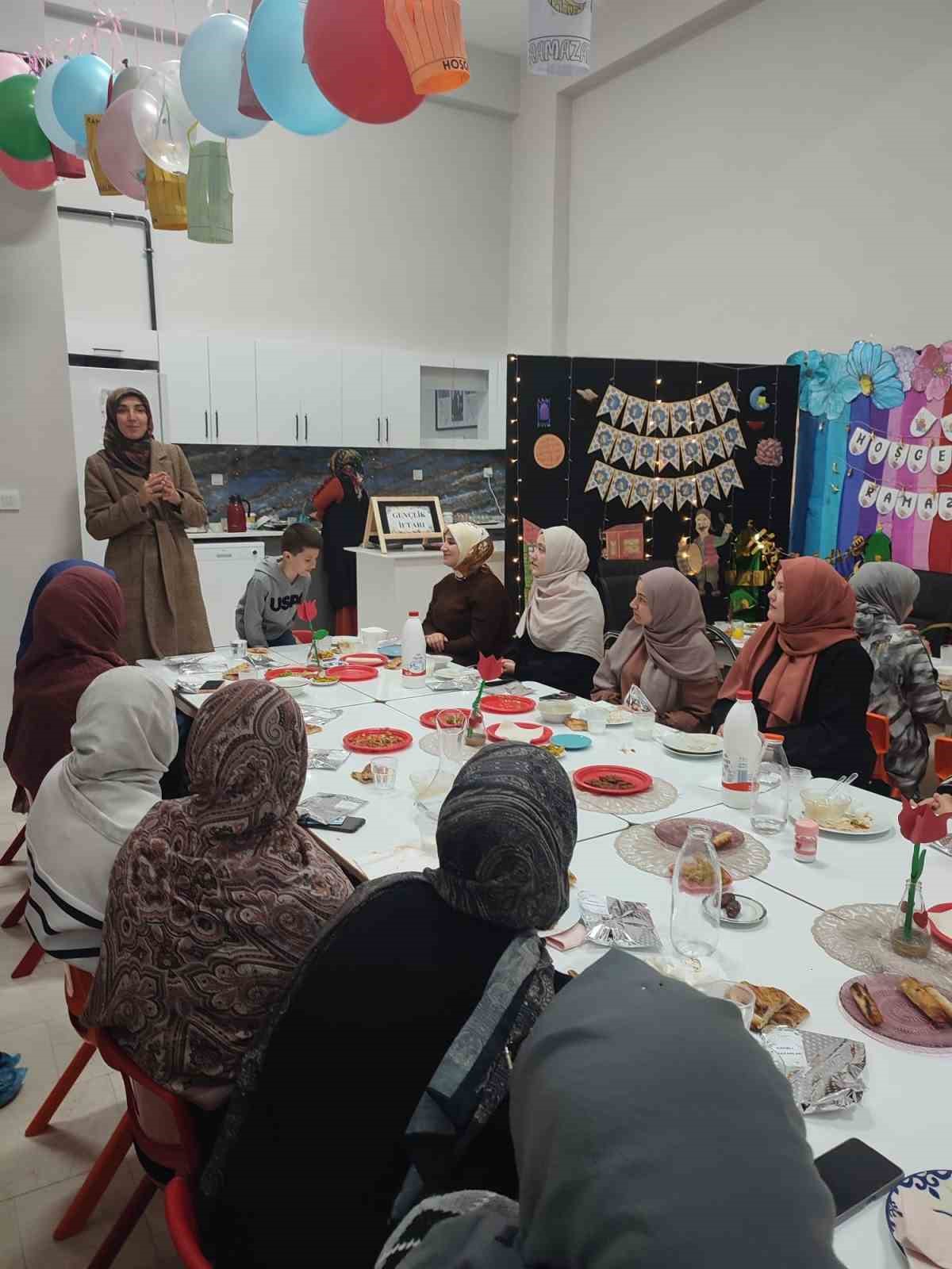 &Uuml;niversiteli gen&ccedil;ler, K&uuml;tahya Dr. Osman Konur 4-6 Yaş Kur&rsquo;an Kursu&rsquo;nda iftarda buluştu
