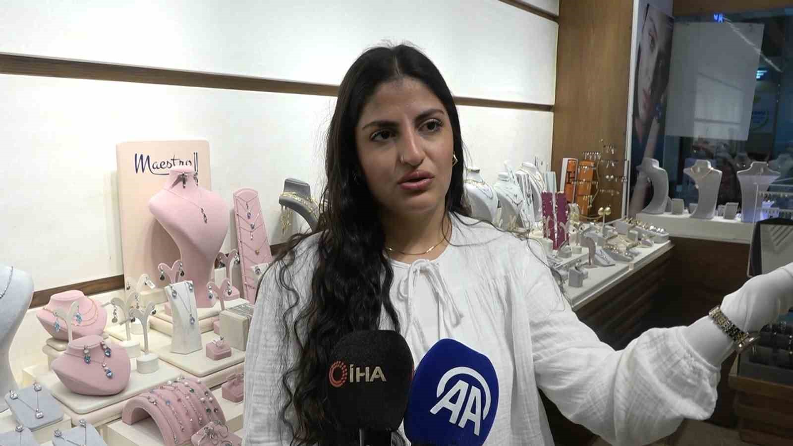 Yalova&rsquo;da maskeli saat hırsızı g&uuml;venlik kamerasında
