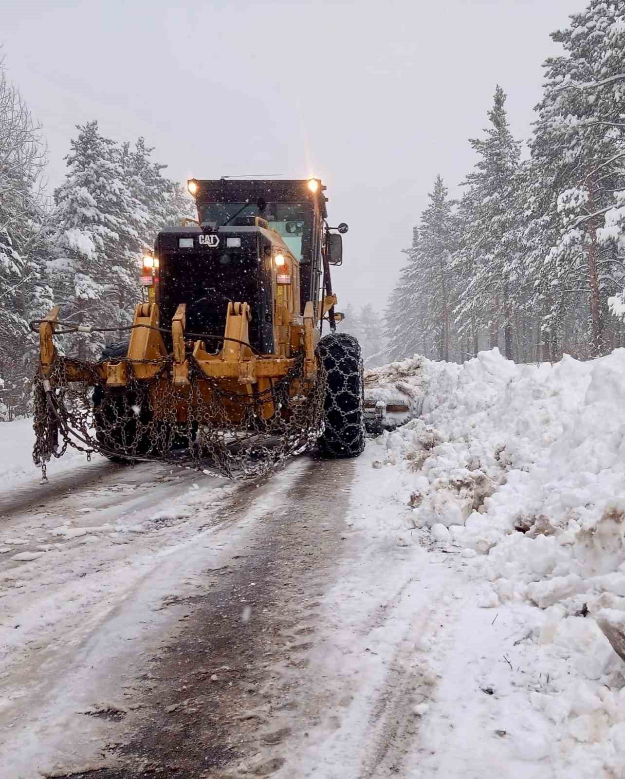 Giresun&rsquo;da kar yağışı nedeniyle 394 k&ouml;y yolu kapandı
