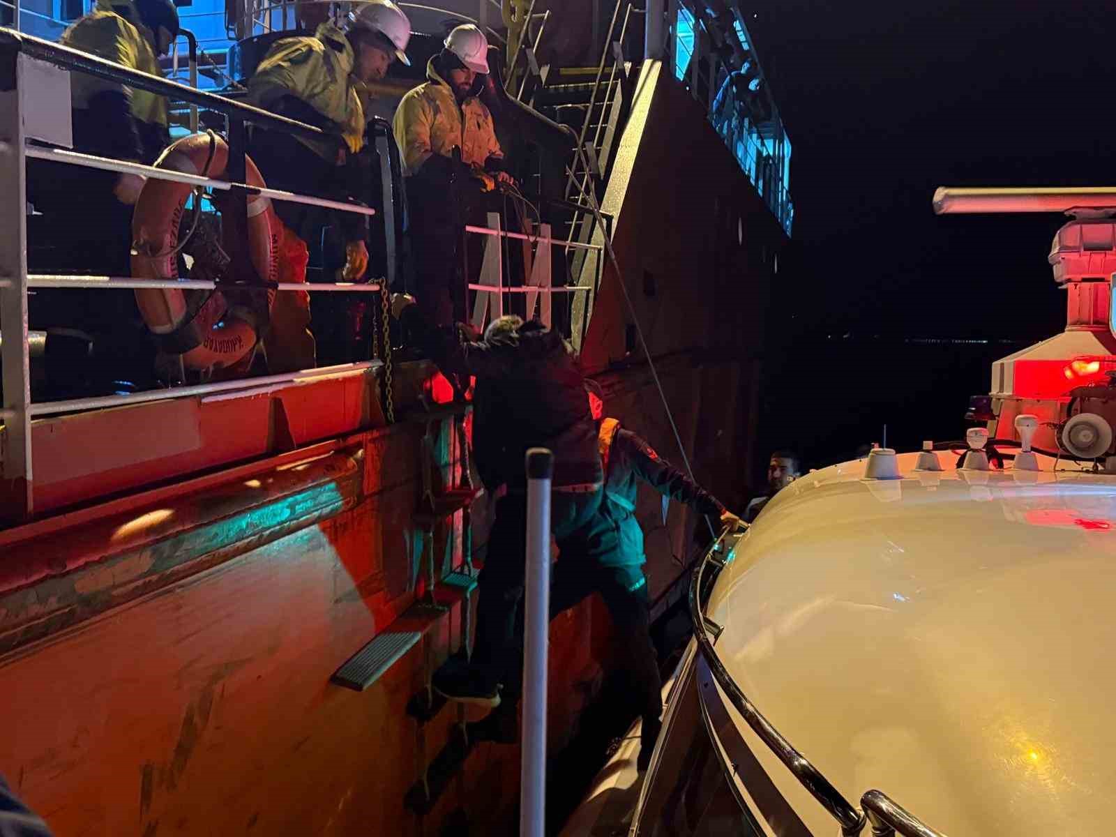 &Ccedil;anakkale Boğazı&rsquo;nda ticari gemi kaptanının kalp krizi ş&uuml;phesiyle tıbbi tahliyesi ger&ccedil;ekleştirildi
