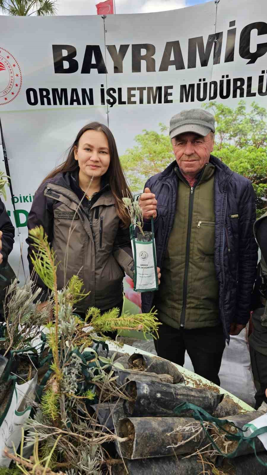 Bayrami&ccedil;&rsquo;te 1450 fidan dağıtıldı
