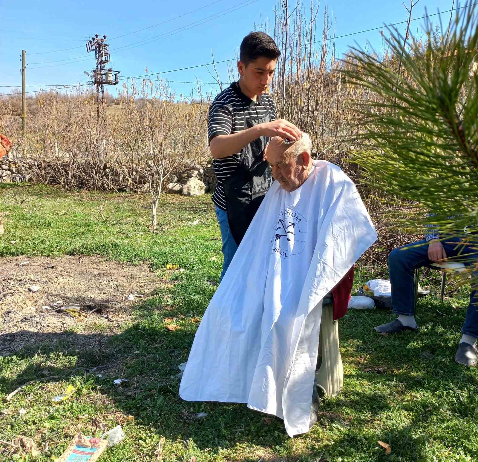 Köy köy dolaşıp yaşlıları ücretiz tıraş ettiler