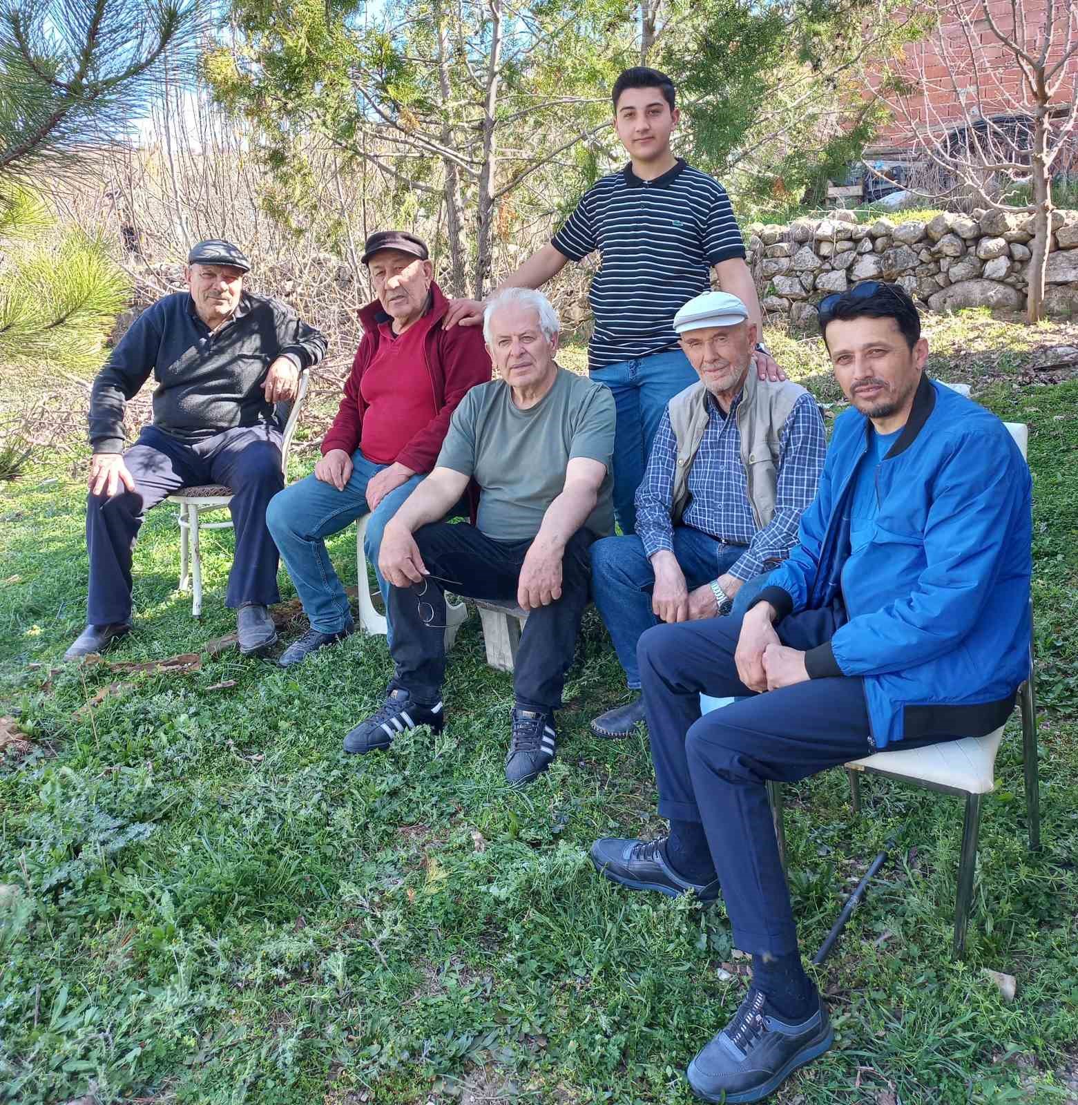 K&ouml;y k&ouml;y dolaşıp yaşlıları &uuml;cretiz tıraş ettiler
