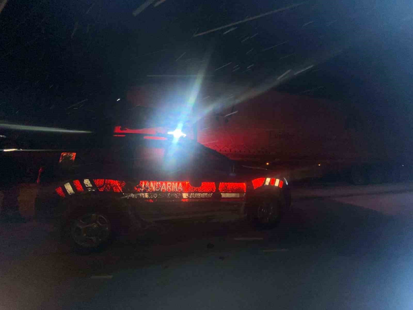 Karda mahsur kalanların imdadına Jandarma yetişti