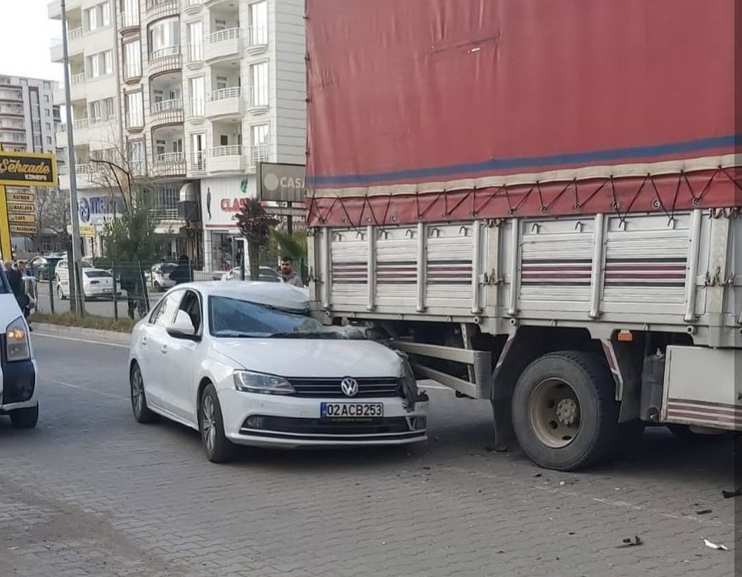 Otomobil kamyona arkadan çarptı: 1 yaralı
