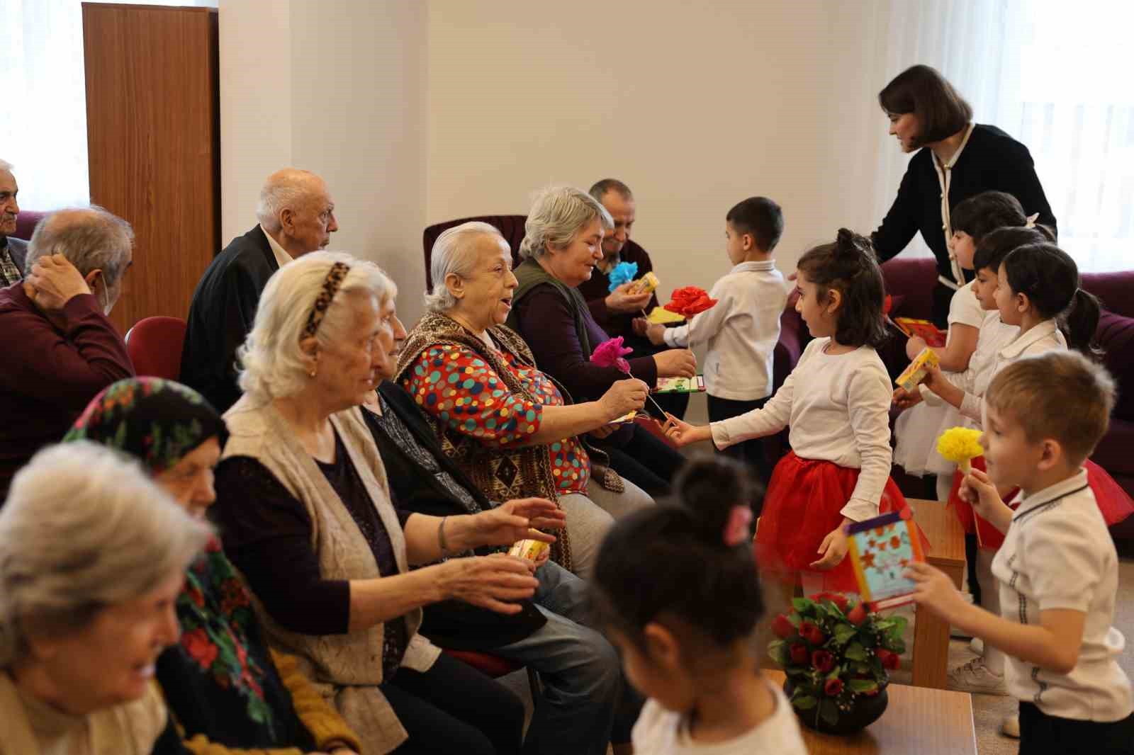 Es Çocuk Evi öğrencileri büyüklerini yalnız bırakmadı