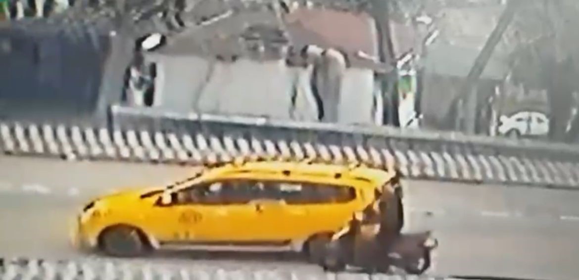 Taksiciyle, motosikletli kavgaya tutuştu, cadde ringe döndü
