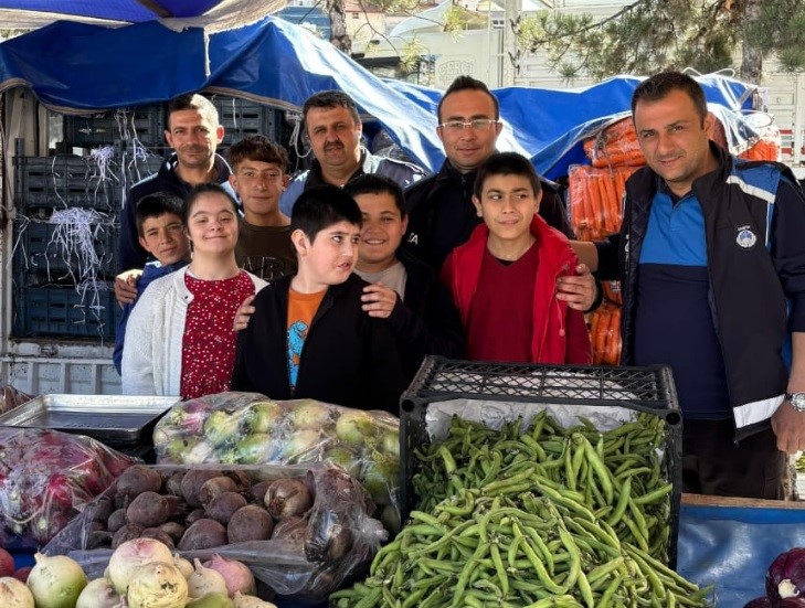 Tavşanlı’da Özel Uygulama Okulu öğrencilerinden semt pazarına renkli ziyaret