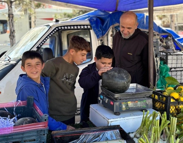 Tavşanlı’da Özel Uygulama Okulu öğrencilerinden semt pazarına renkli ziyaret
