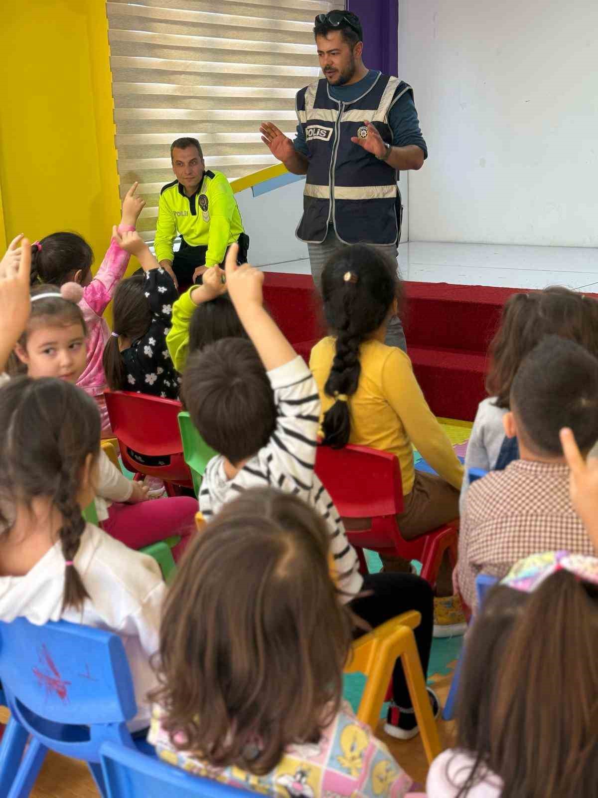 Niğde Emniyet Müdürlüğü ekiplerinin bilgilendirme çalışamaları sürüyor
