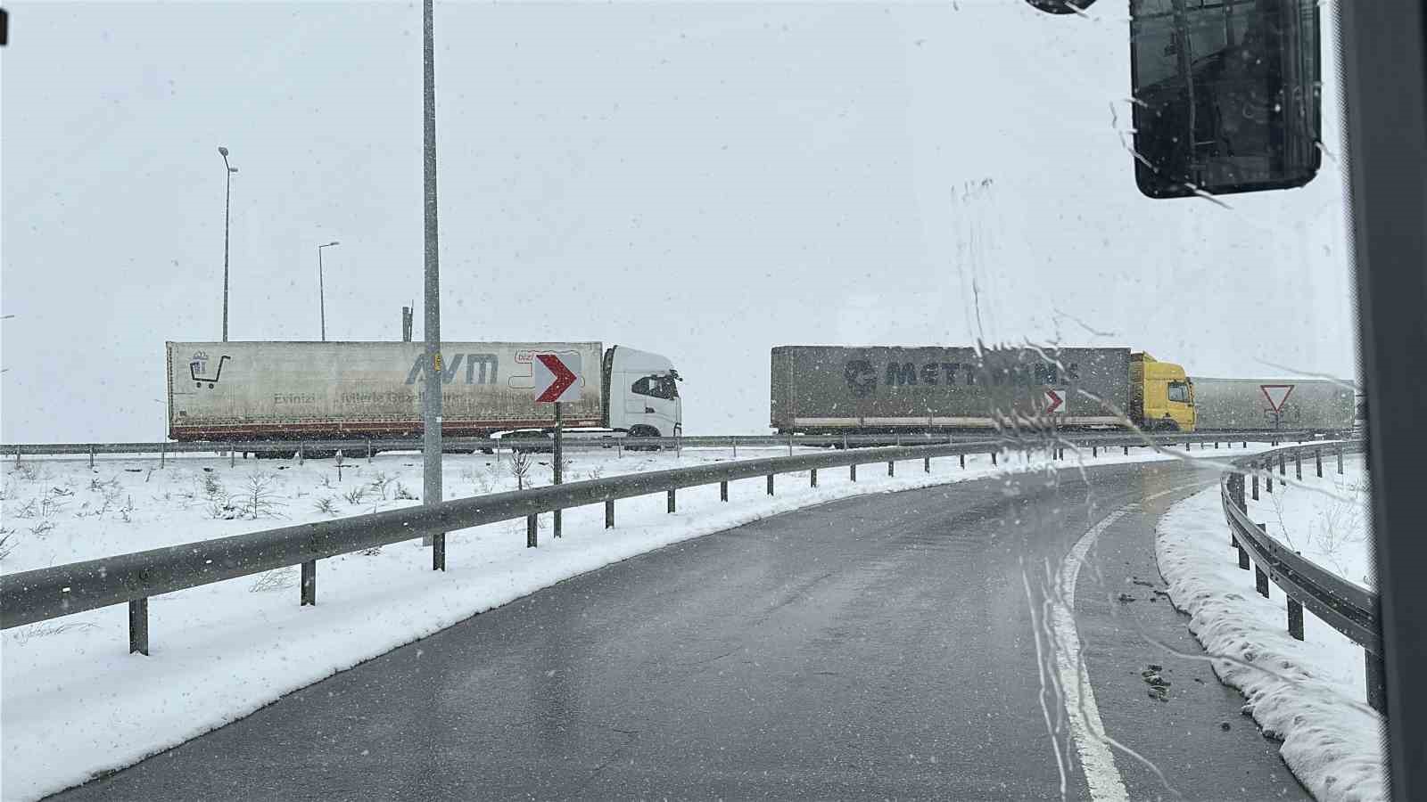 Tırların ulaşımına kar engeli