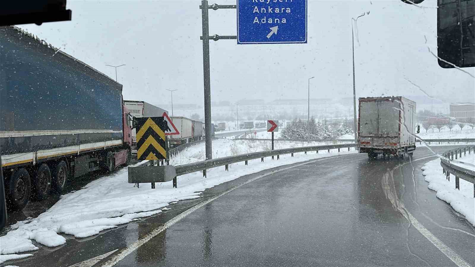 Tırların ulaşımına kar engeli
