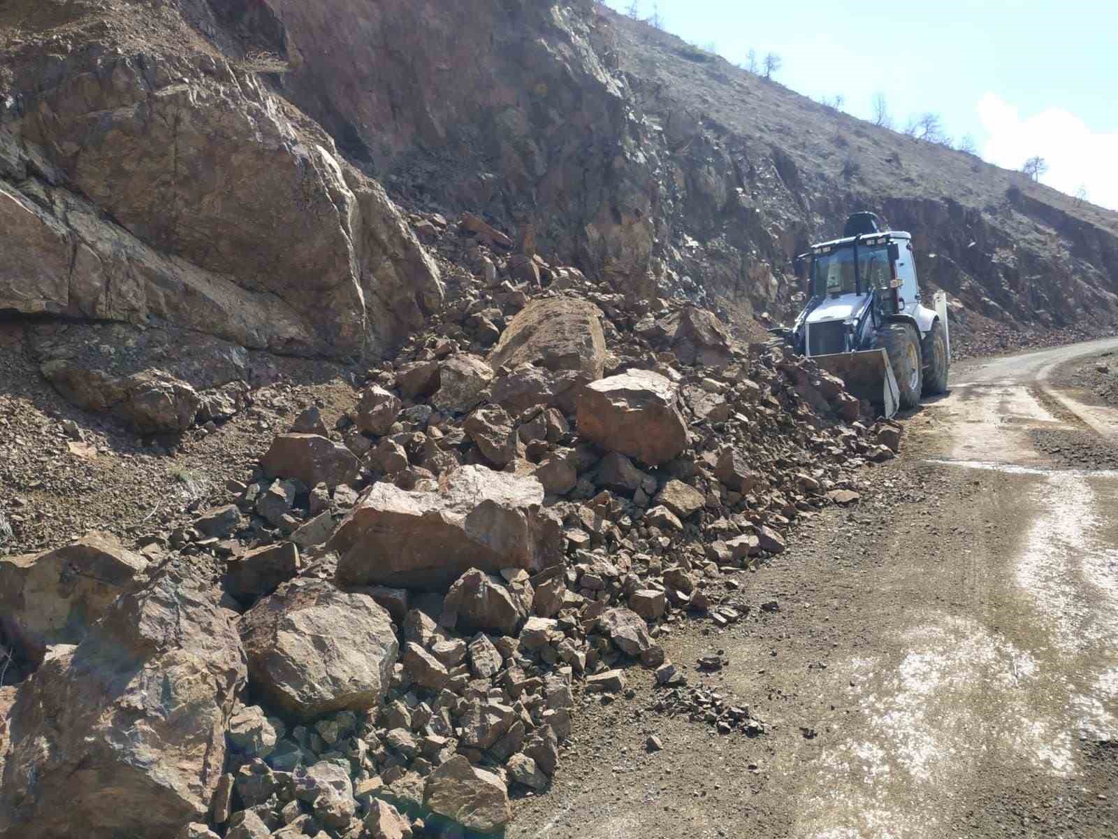 Heyelan sonrası yola  düşen taşlar temizlendi
