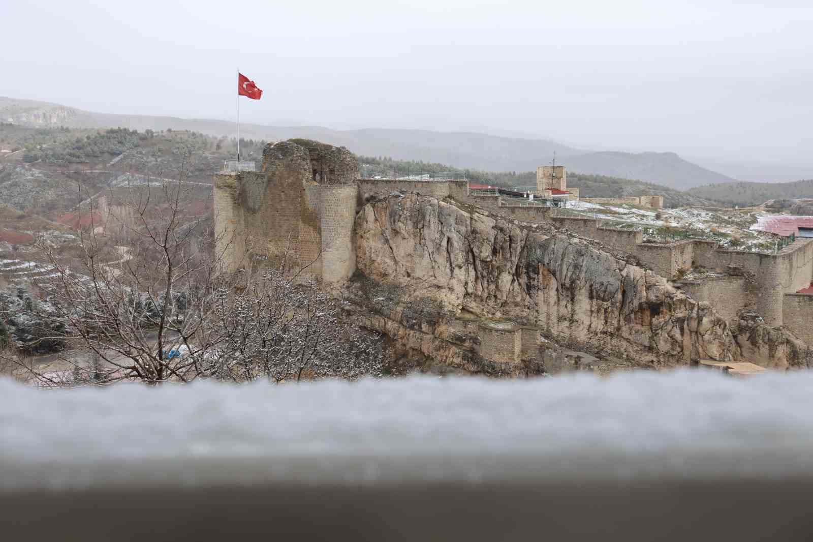 4 bin yıllık tarihi mahalle beyaza büründü
