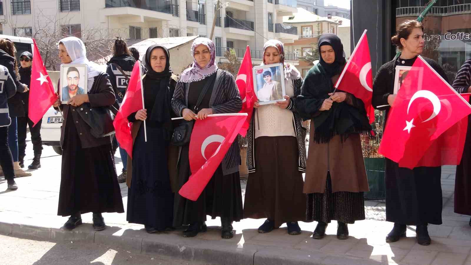 Evlat nöbetindeki aileler: &quot;Terörsüz Türkiye istiyoruz&quot;
