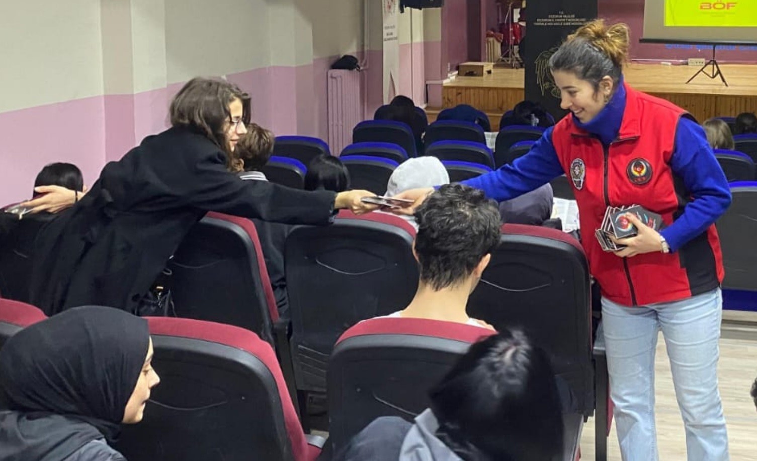 ‘Gençlik ve güvenli gelecek’ projesi kapsamında yapılan bilgilendirme seminerlerine devam ediliyor
