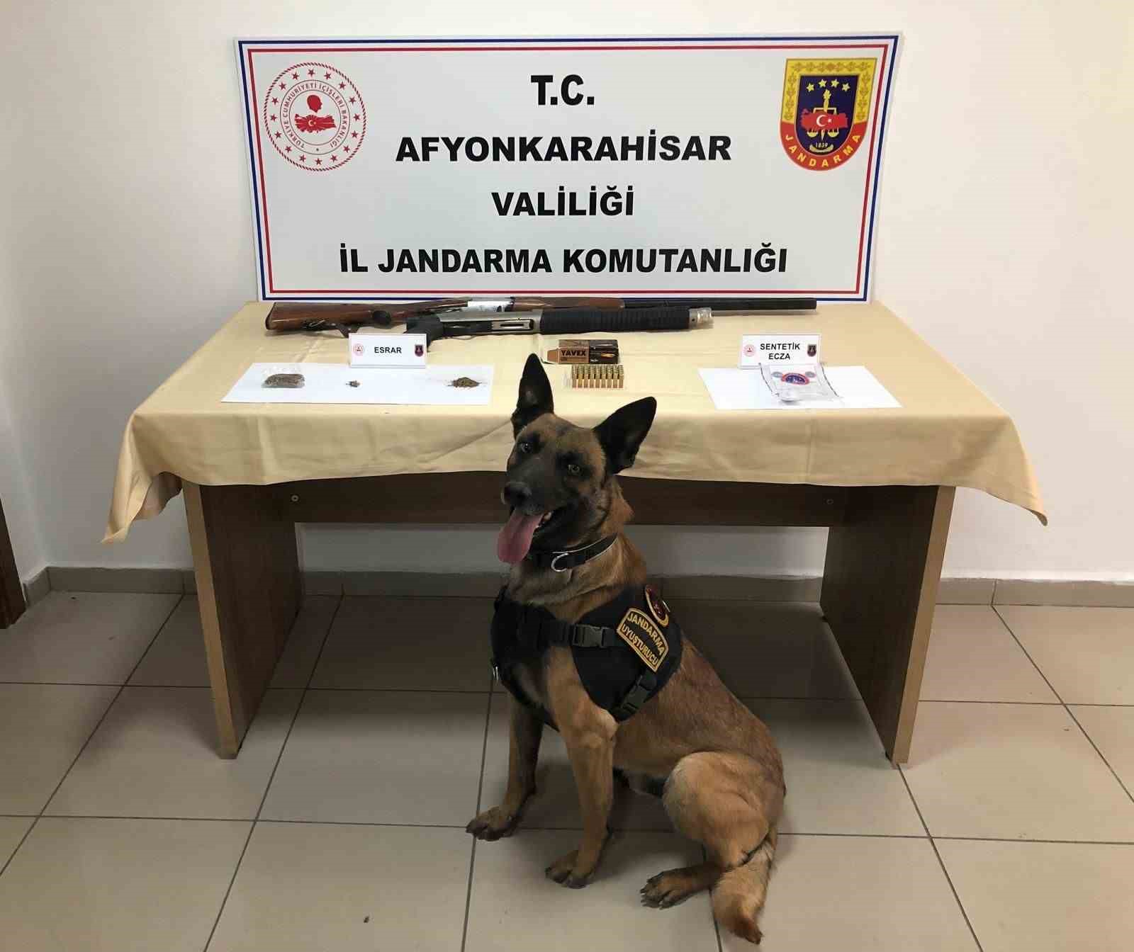Otopark işletmecisi uyuşturucu ve ruhsatsız tüfeklerle yakalandı