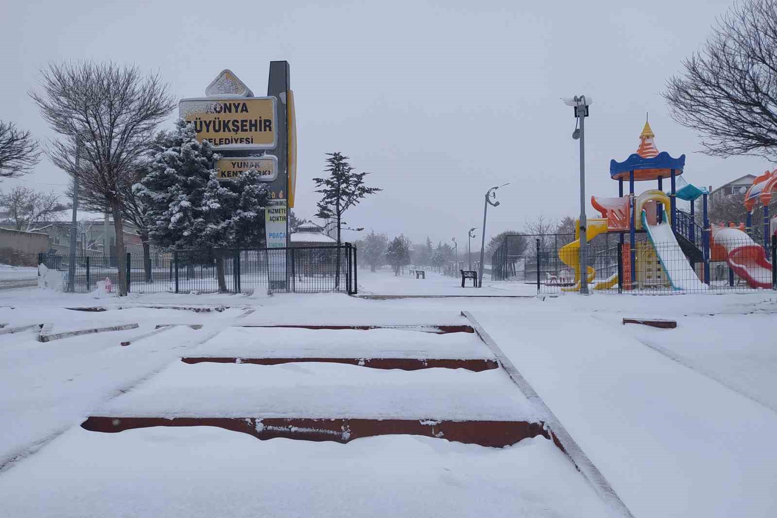 Yunak’ta kar yağışı etkili oldu