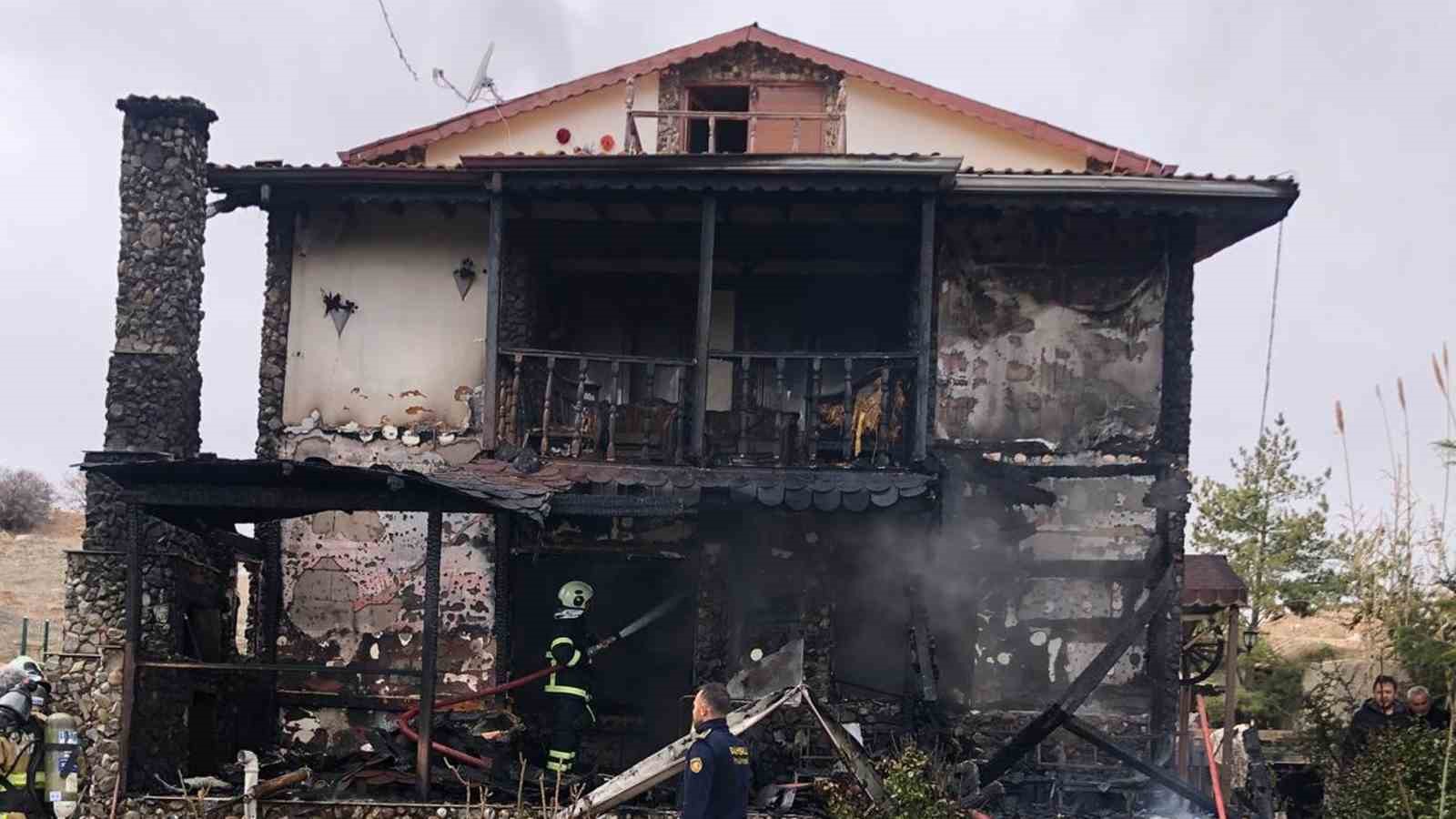 Kırıkkale’de korkutan yangın: Alevler tüpü patlattı, iki katlı ev küle döndü