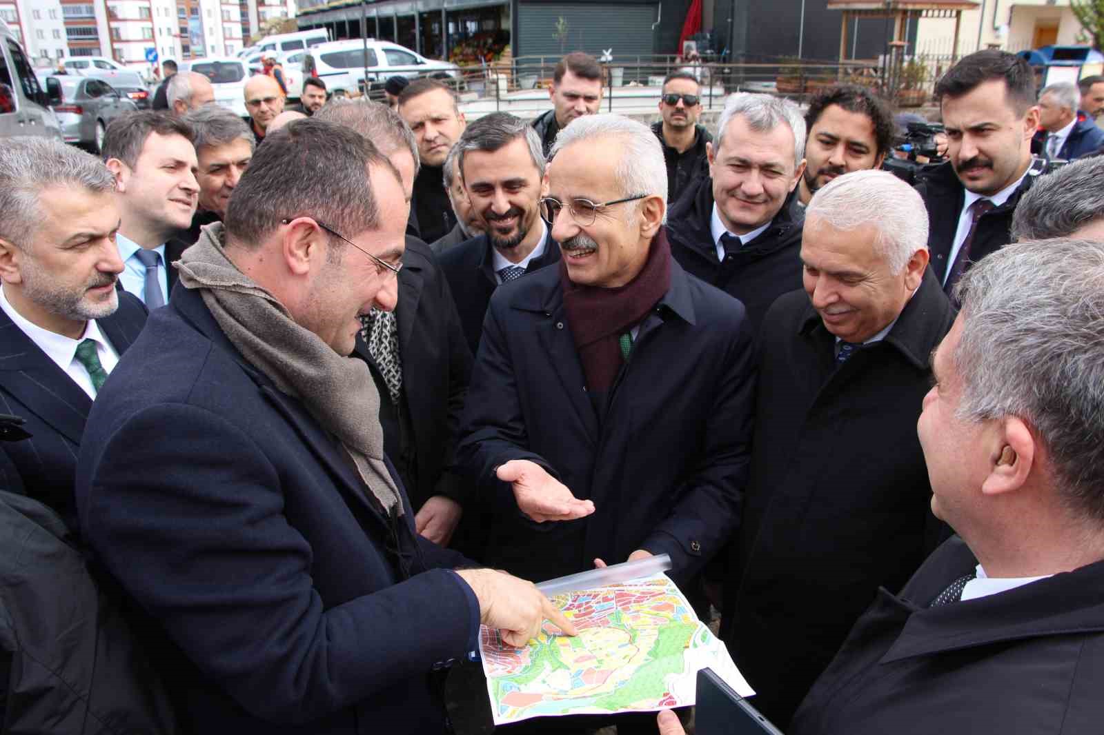 Bakan Uraloğlu: &quot;Samsun’dan Sarp’a kadar şehir geçişleri noktasında Akçaabat en yoğun geçişlerimizin bir tanesi&quot;