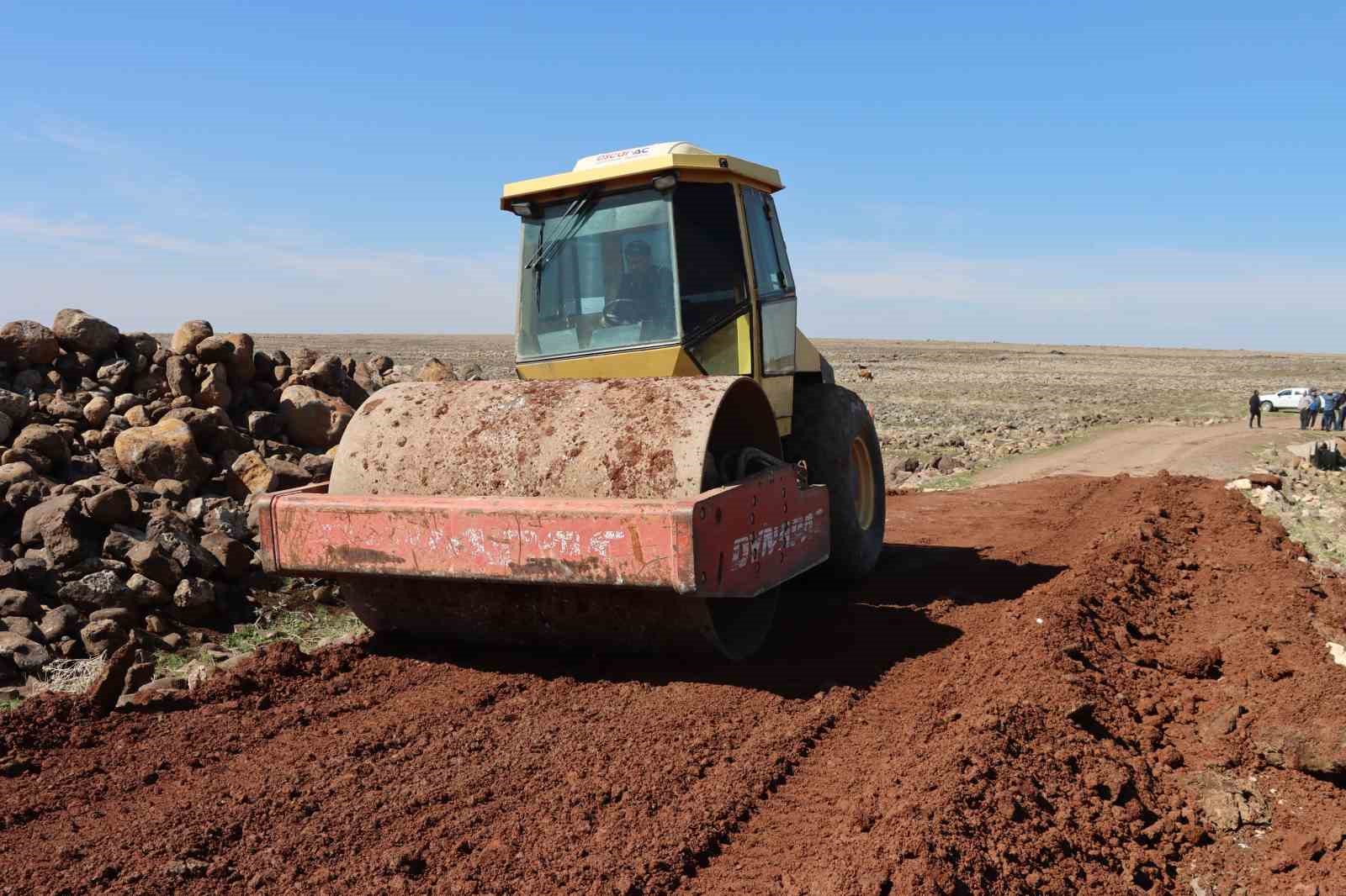 Viranşehir’in kırsal yol ağı iyileştiriliyor
