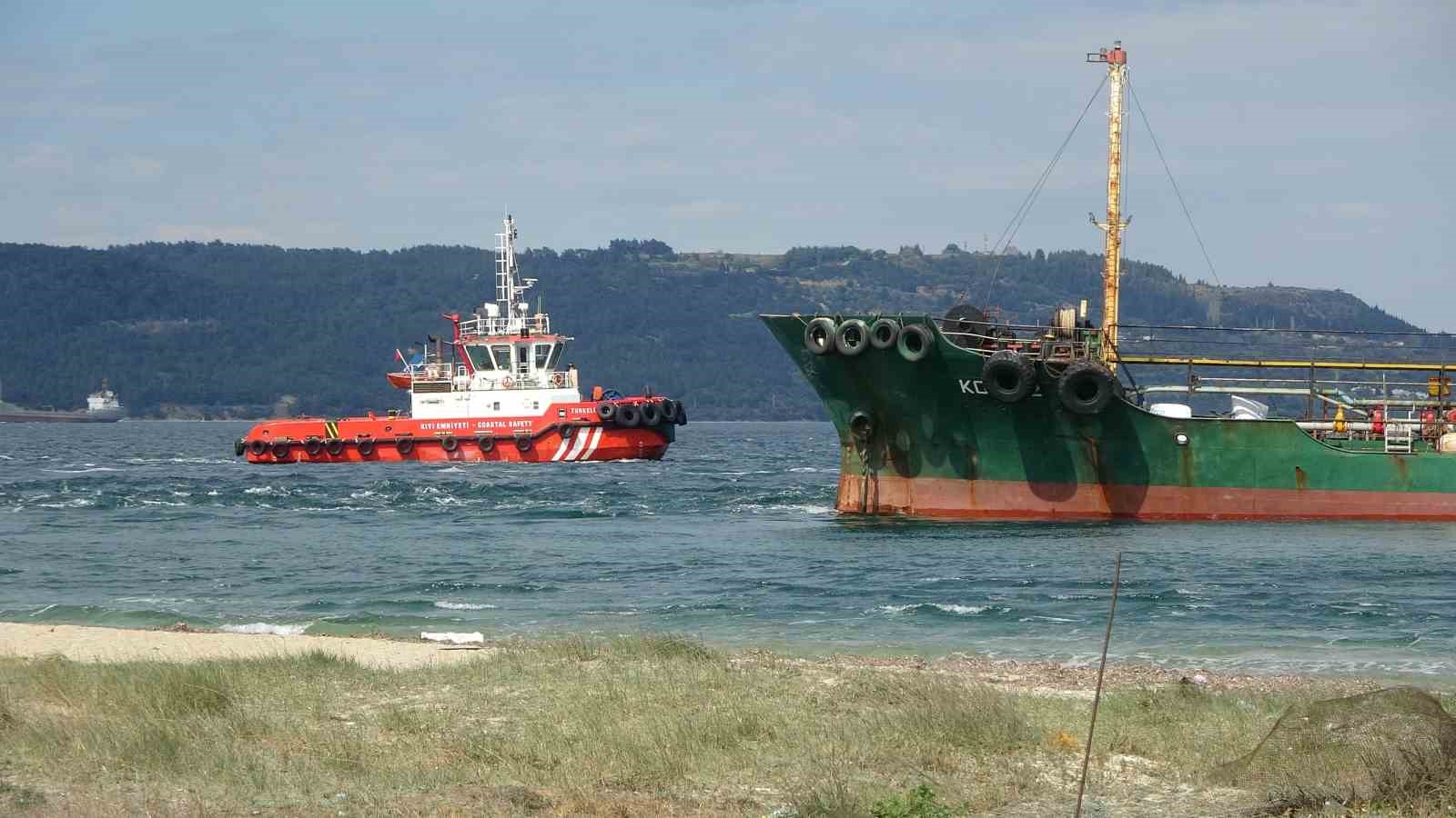Çanakkale Boğazı’nda atık taşıma tankeri karaya oturdu
