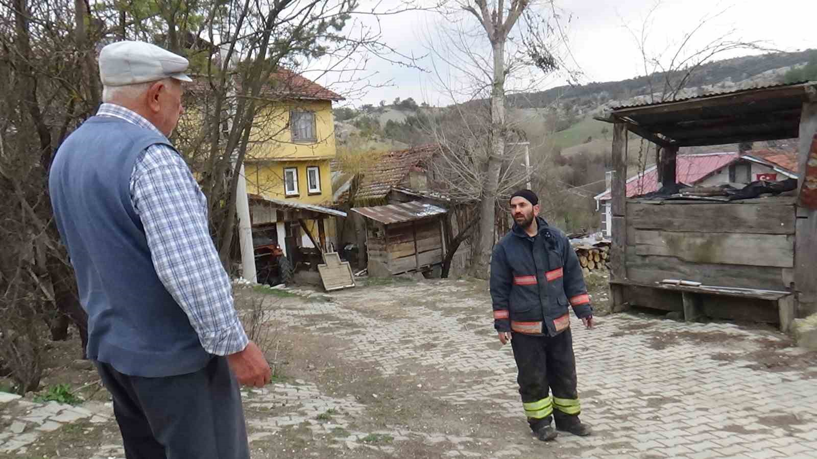 Yangın söndürmeye gelen itfaiyeciyle ilginç diyalog: &quot;Su atmayın evin içi su dolar&quot;