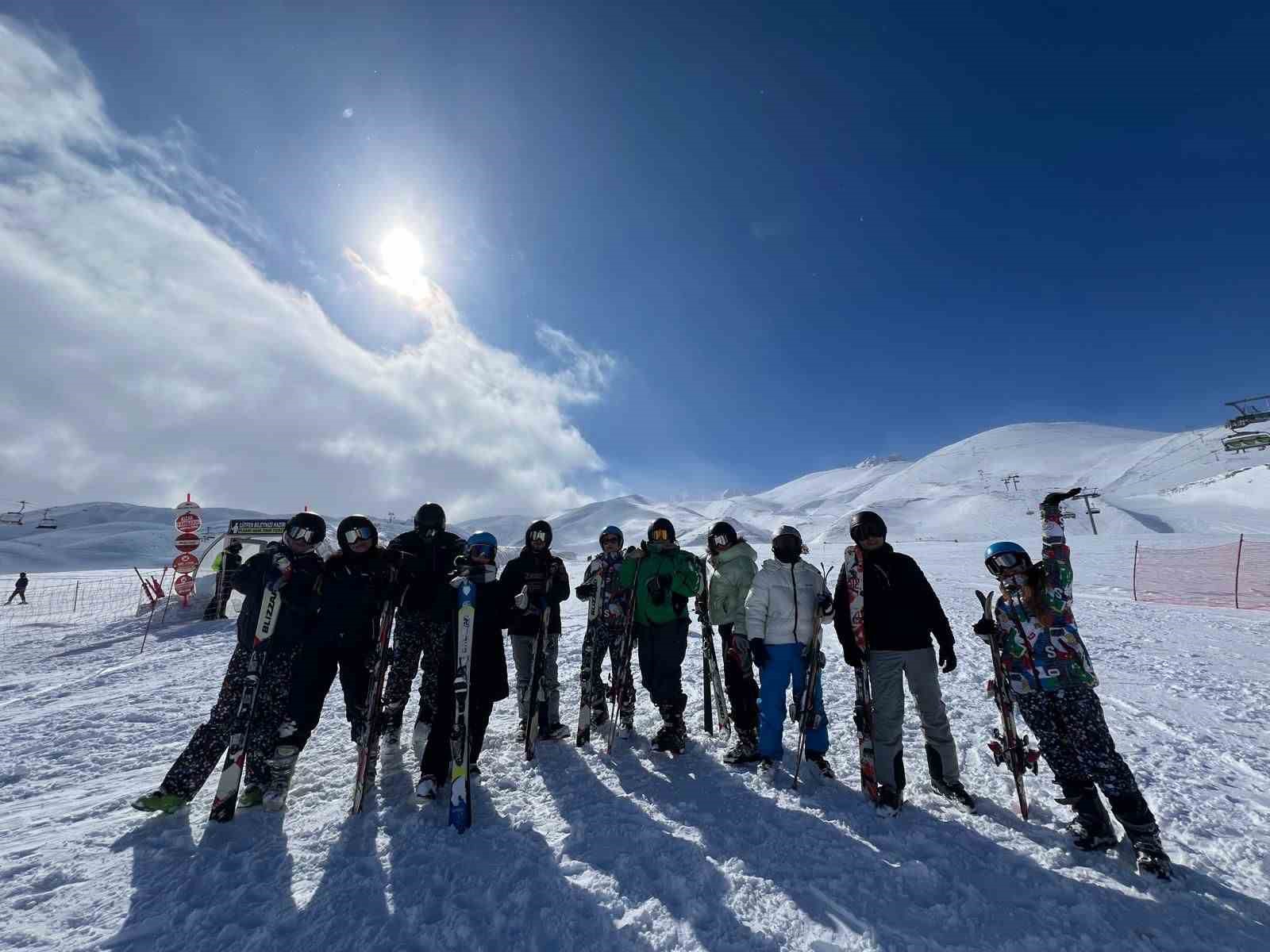 Avrupa’dan gelen gönüllüler Erciyes’te kayak öğrendi