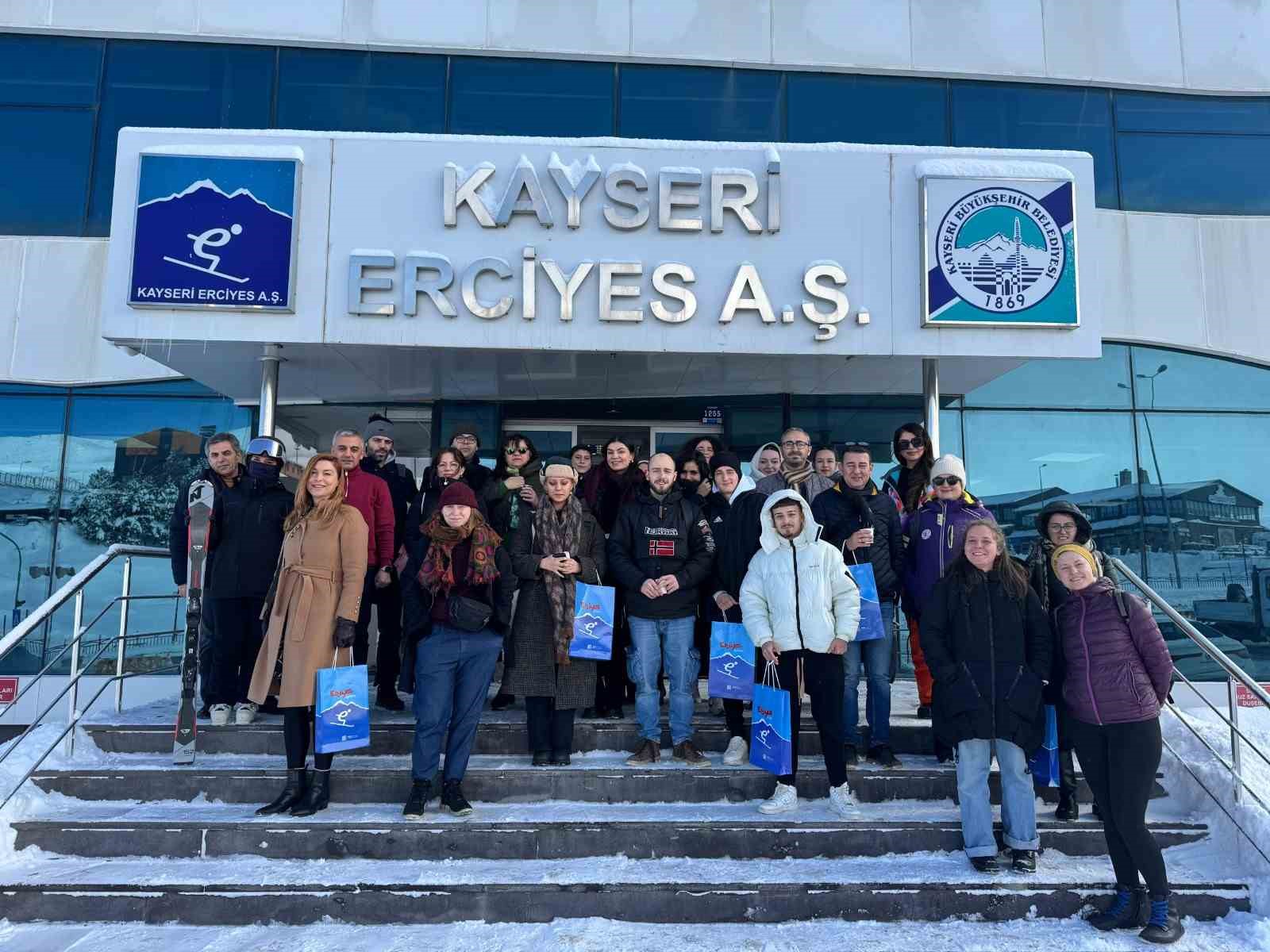 Avrupa’dan gelen gönüllüler Erciyes’te kayak öğrendi
