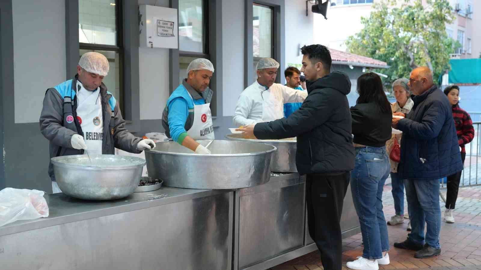Alanya’da 3 noktada günlük 3 bin kişiye iftar sofrası