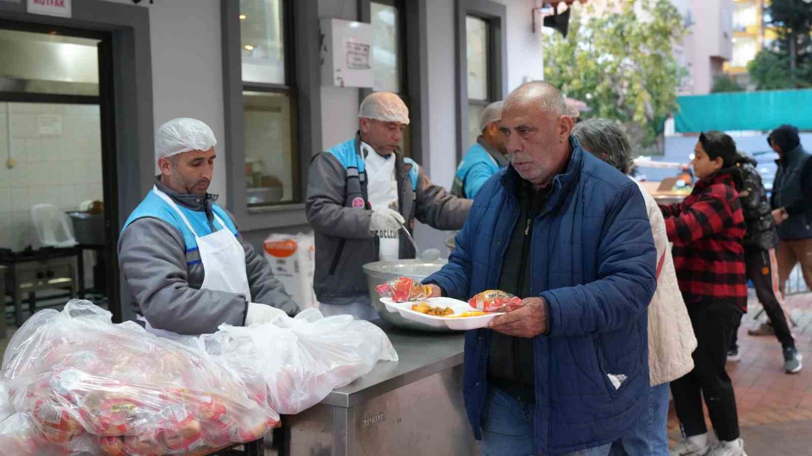 Alanya’da 3 noktada günlük 3 bin kişiye iftar sofrası
