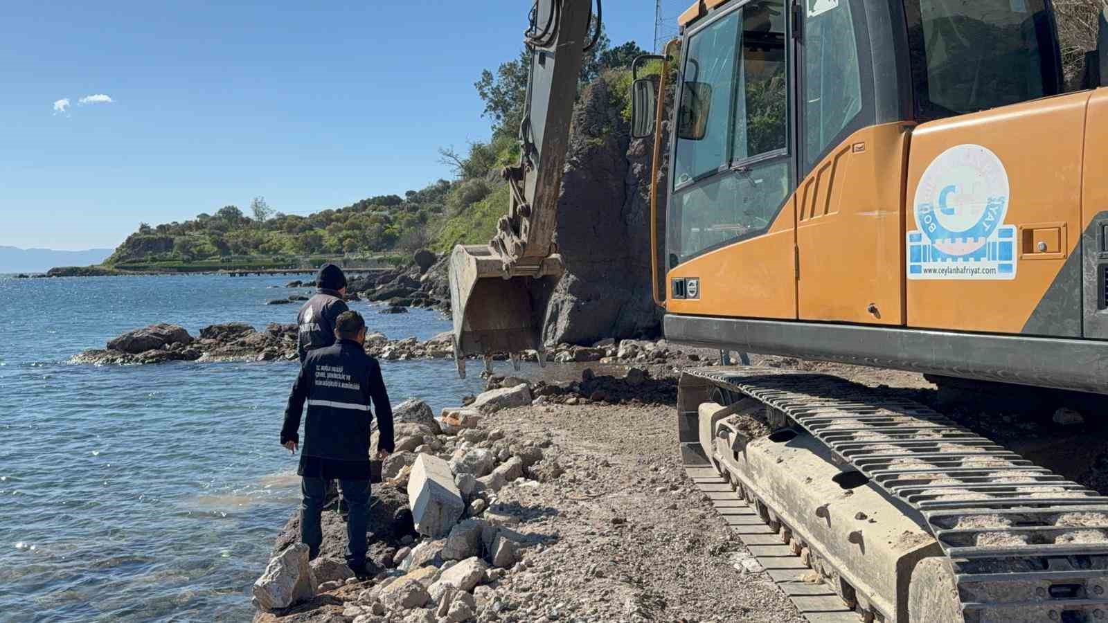 İş makineleriyle denizi doldurmuşlar