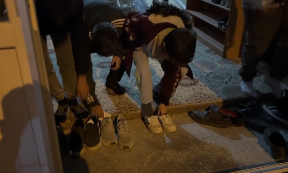 Aksaray’da teravih namazına camiye gelen çocuklara ayakkabıda harçlık sürprizi
