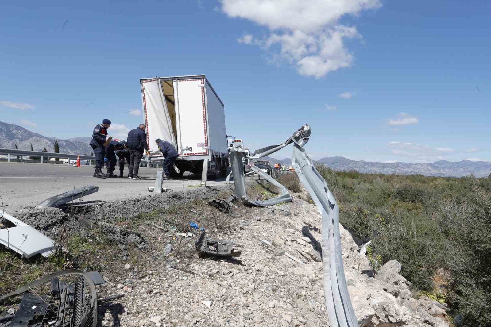 Antalya’da feci kazada 1 kişi hayatını kaybetti, 2 kişi yaralandı