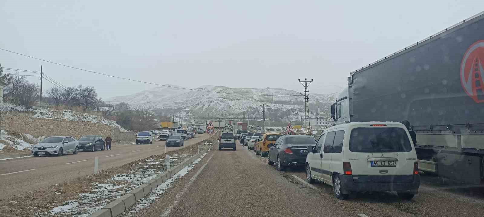 Sivas’ta mahsur kalan yolcular ilçede misafir ediliyor