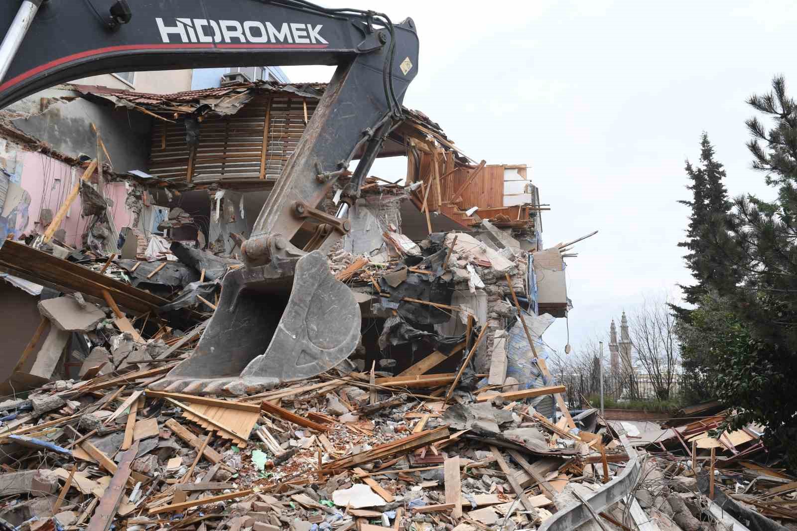 Tarihi surları tehdit eden riskli bina yıkıldı
