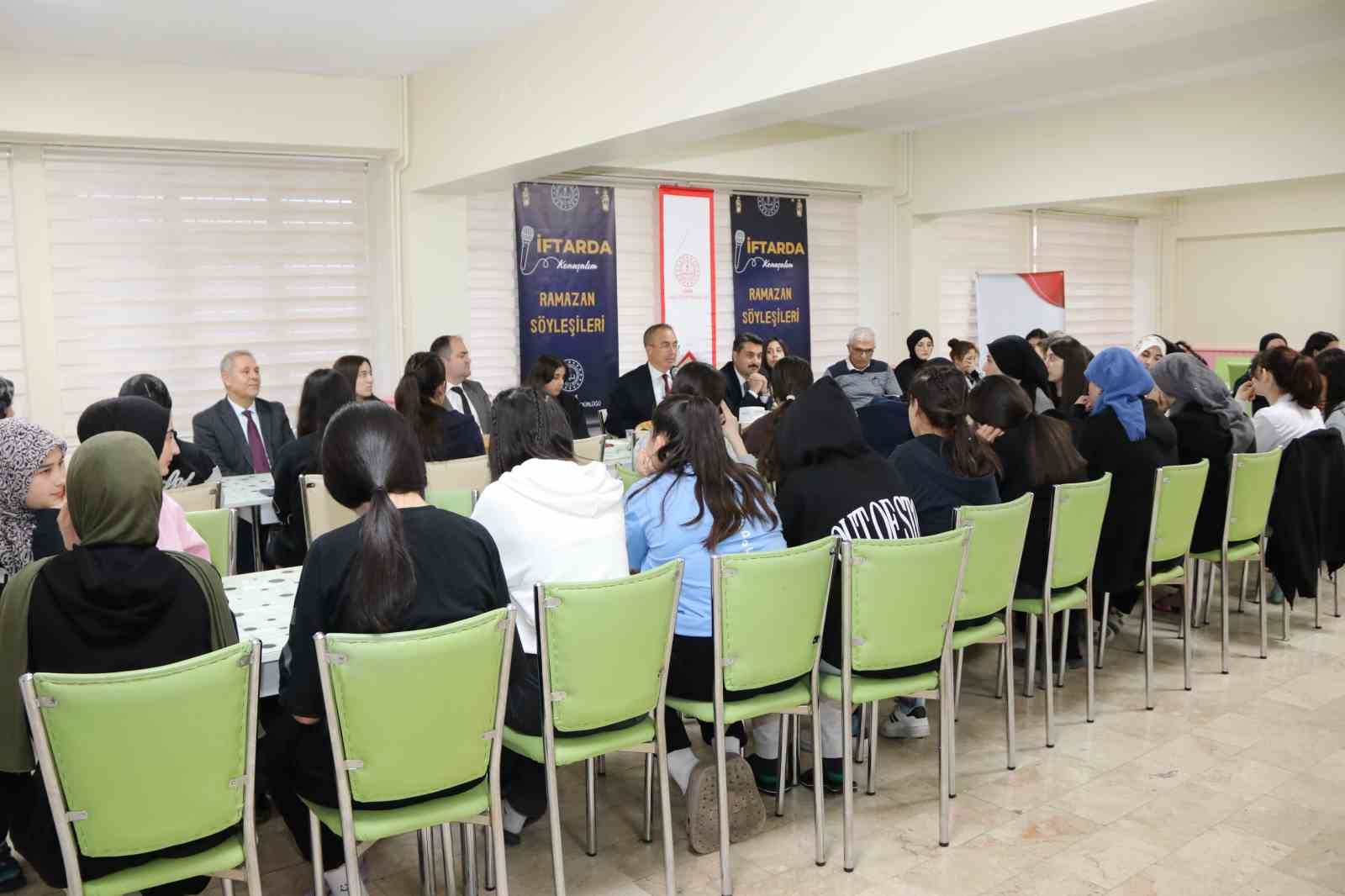 Sivas’ta kurum müdürleri tecrübelerini öğrencilerle paylaştı