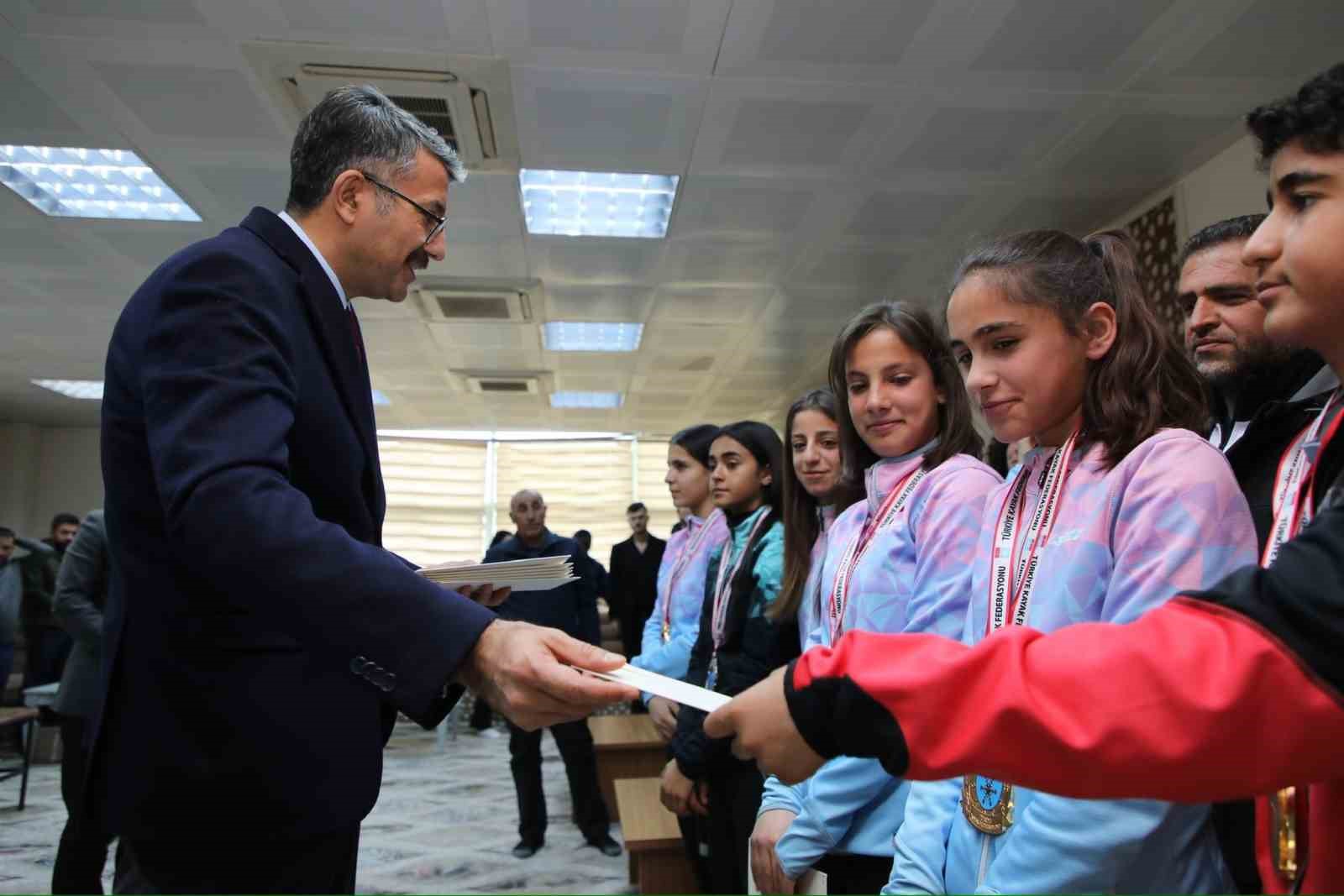 Vali Çelik, şampiyon sporcularla bir araya geldi