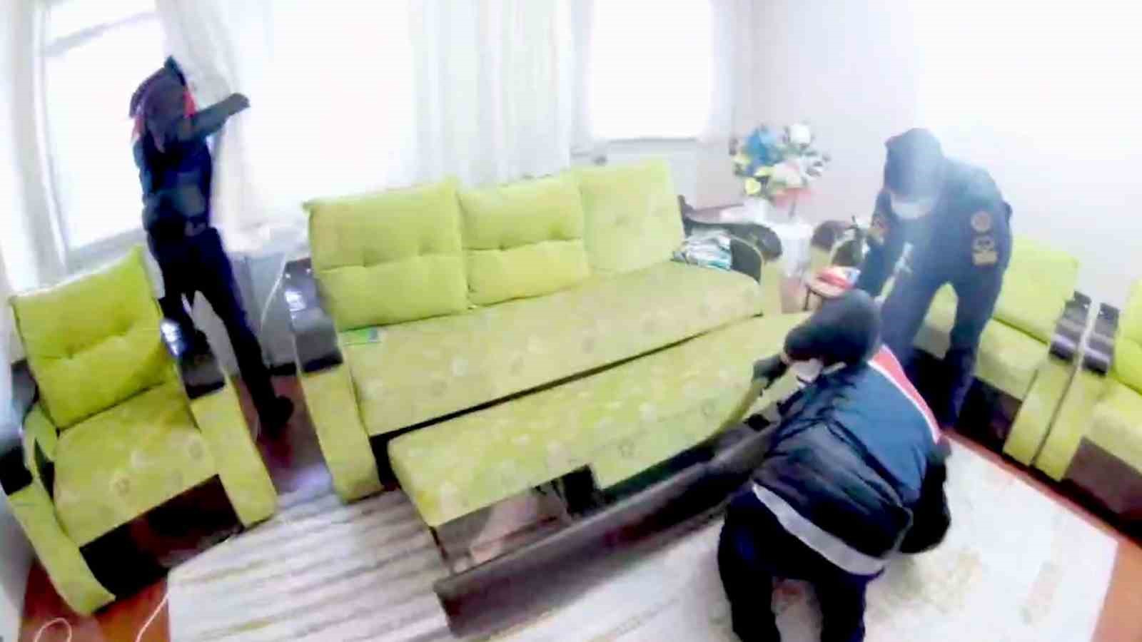 Jandarma evin her köşesini didik didik etti, nakit para ve yüzlerce uyuşturucu hap buldu