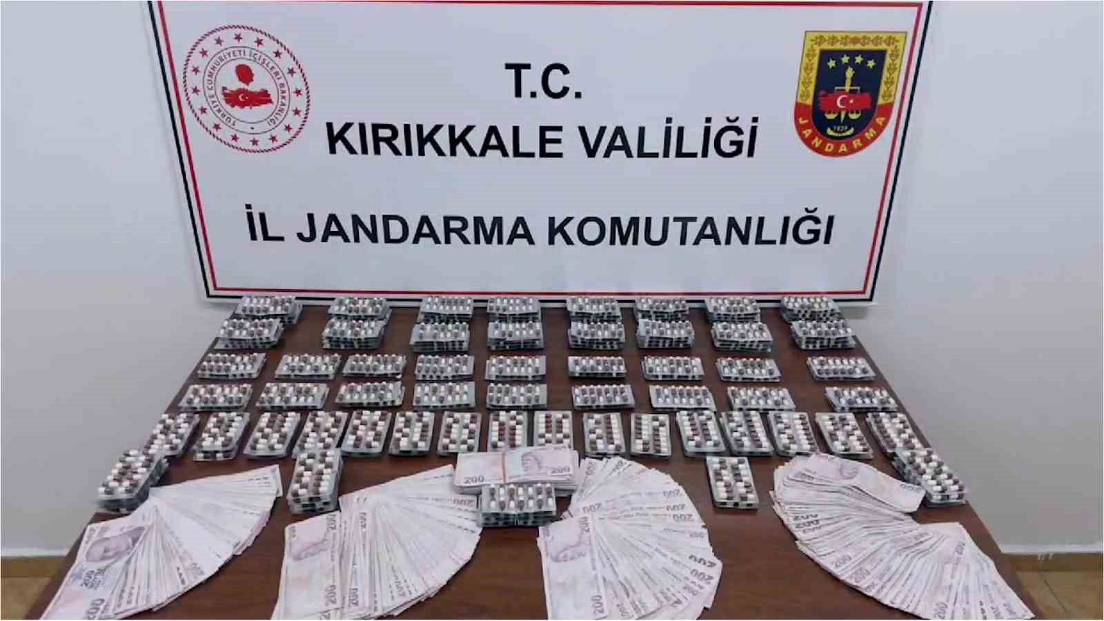 Jandarma evin her k&ouml;şesini didik didik etti, nakit para ve y&uuml;zlerce uyuşturucu hap buldu
