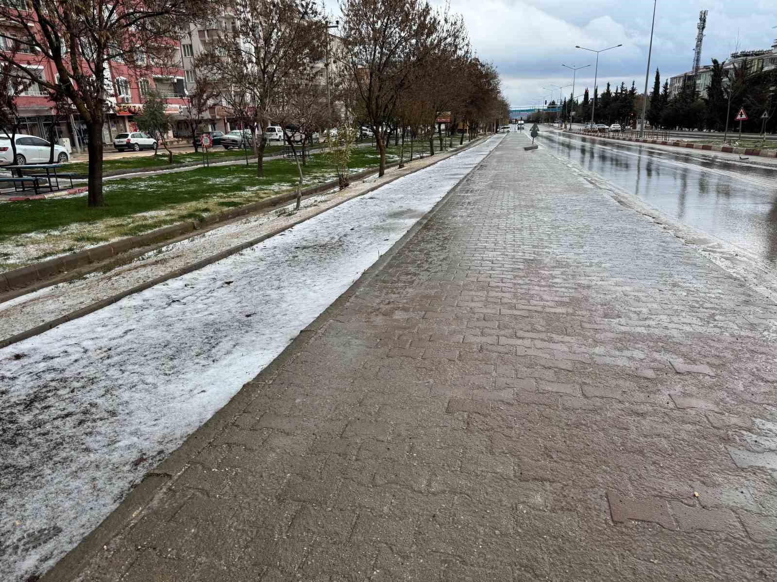 Besni’de 4 mevsim bir arada yaşanıyor