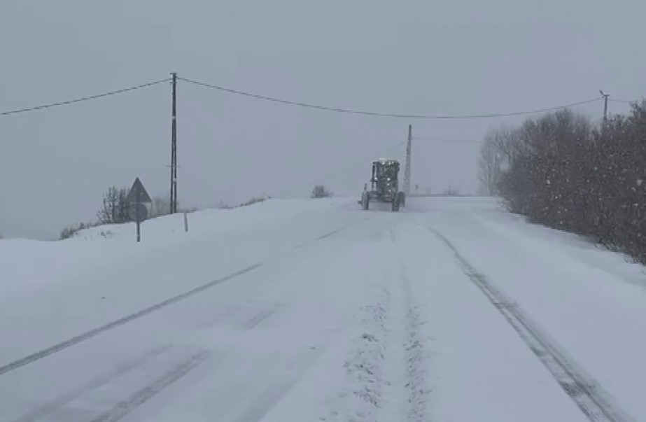 Tunceli’de kapalı köy yollarında çalışmalar sürüyor
