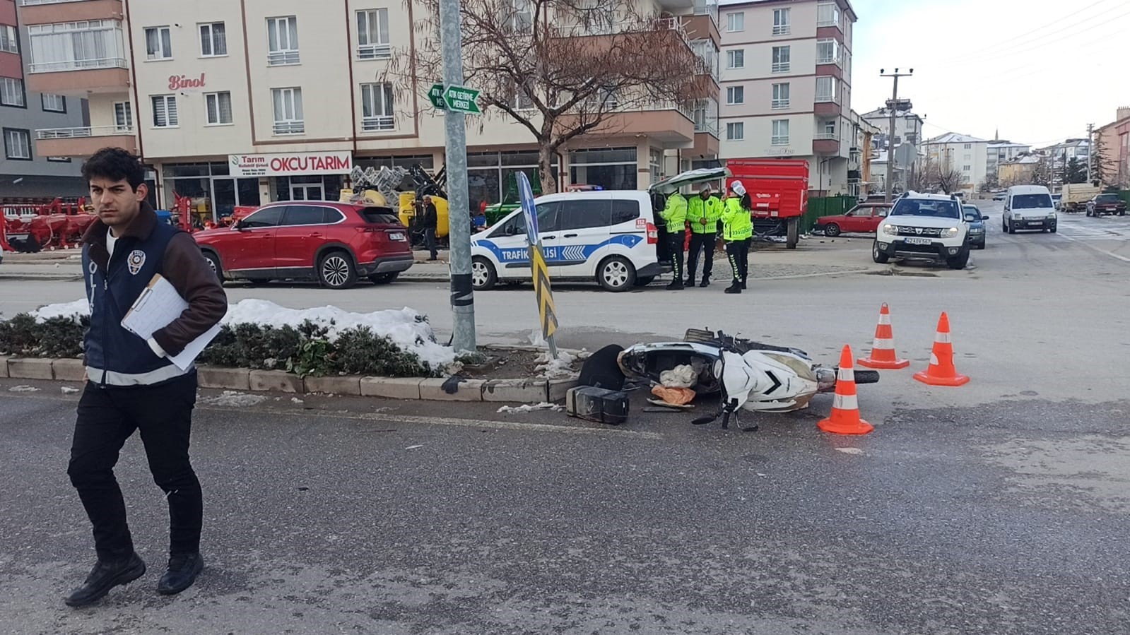Kontrolsüz şerit değiştiren motosiklete araç çarptı