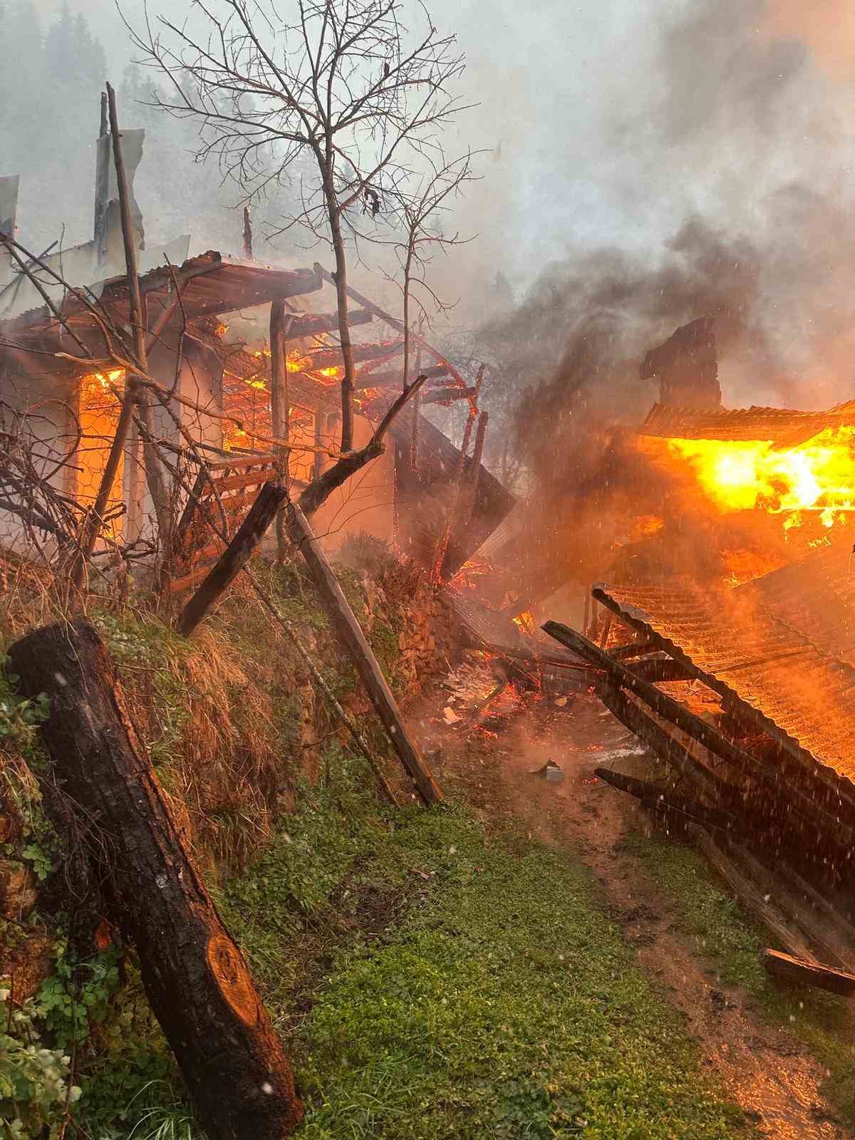 Artvin&rsquo;de iftar vakti &ccedil;ıkan yangında 2 ev k&uuml;le d&ouml;nd&uuml;
