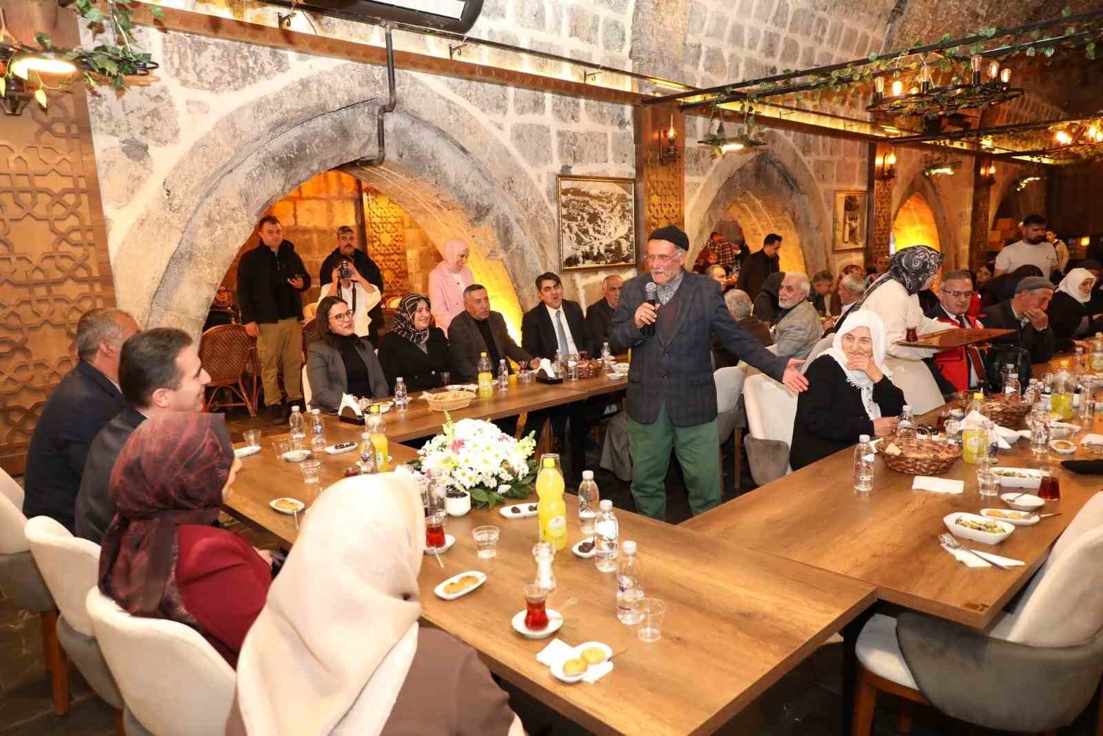 Vali Karakaya, 40 yıllık evli çiftlerle iftar yaptı