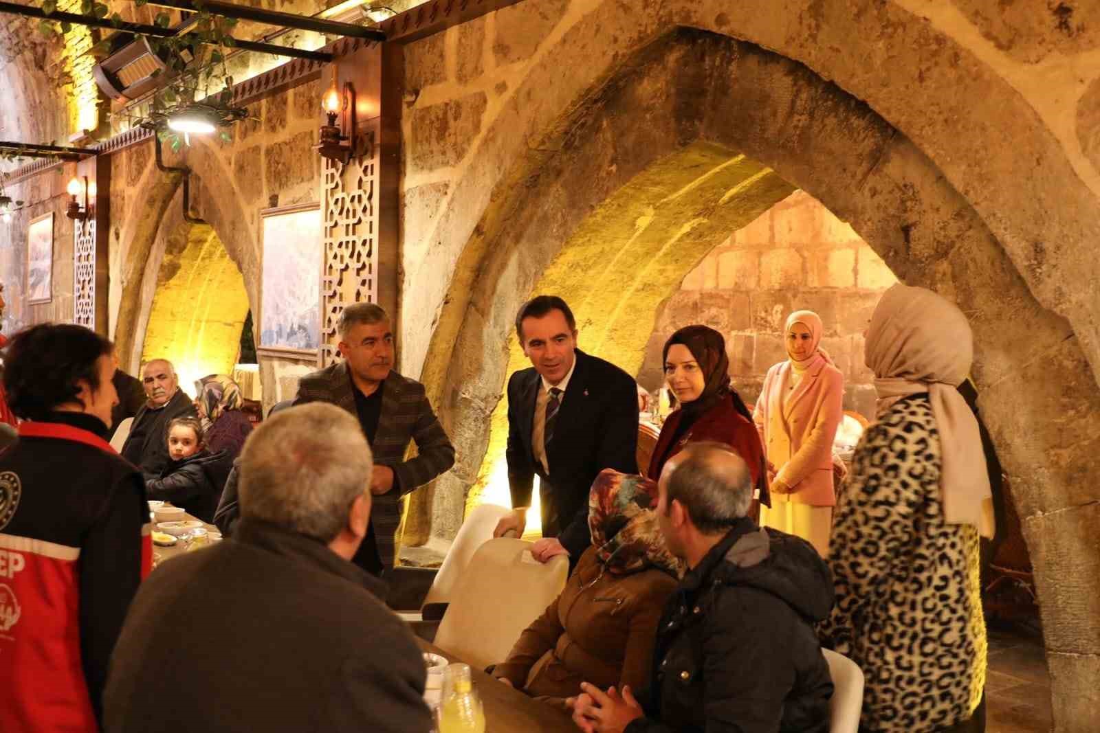 Vali Karakaya, 40 yıllık evli çiftlerle iftar yaptı