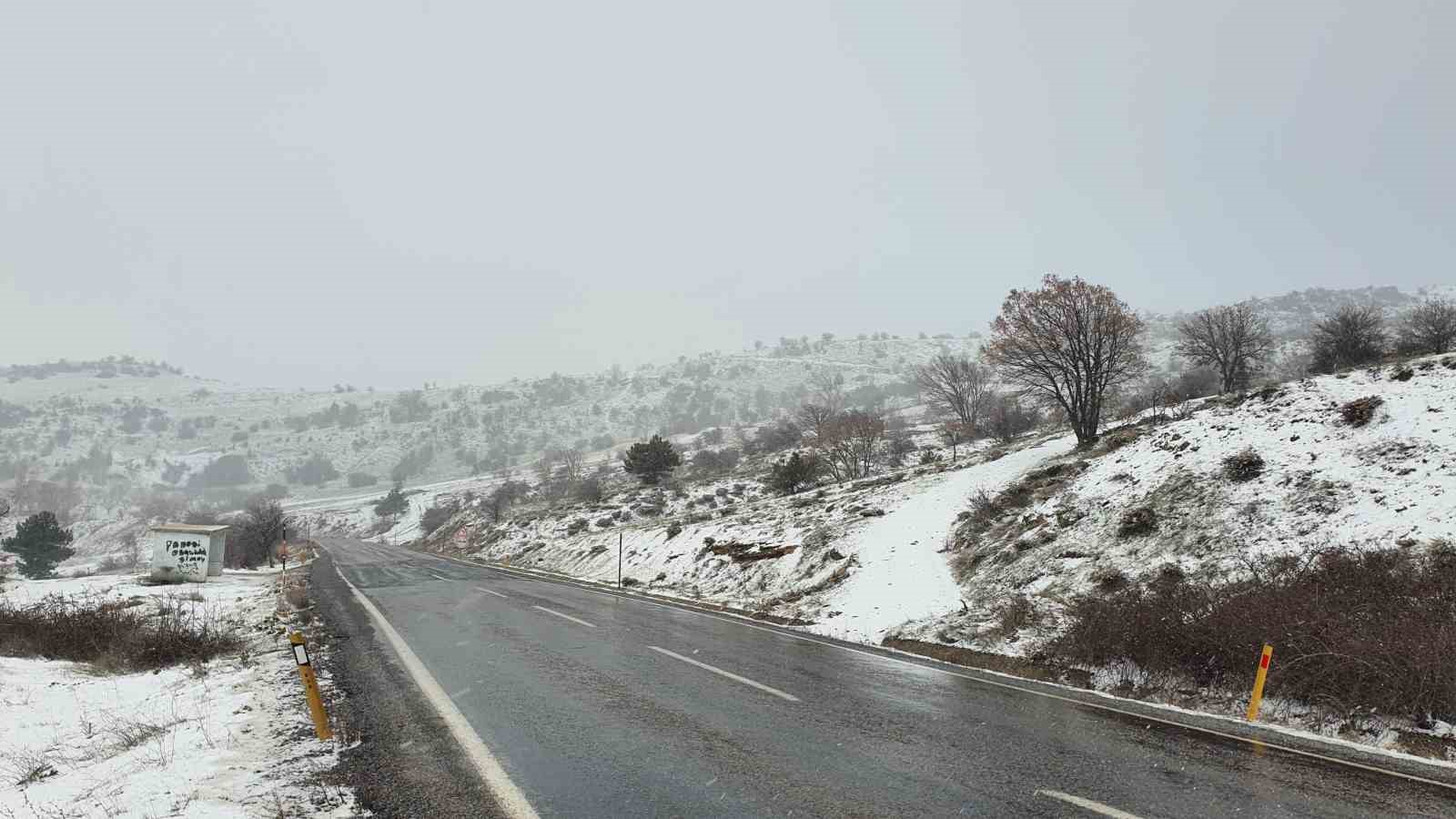 Baharı beklerken kar yağışı etkili oldu
