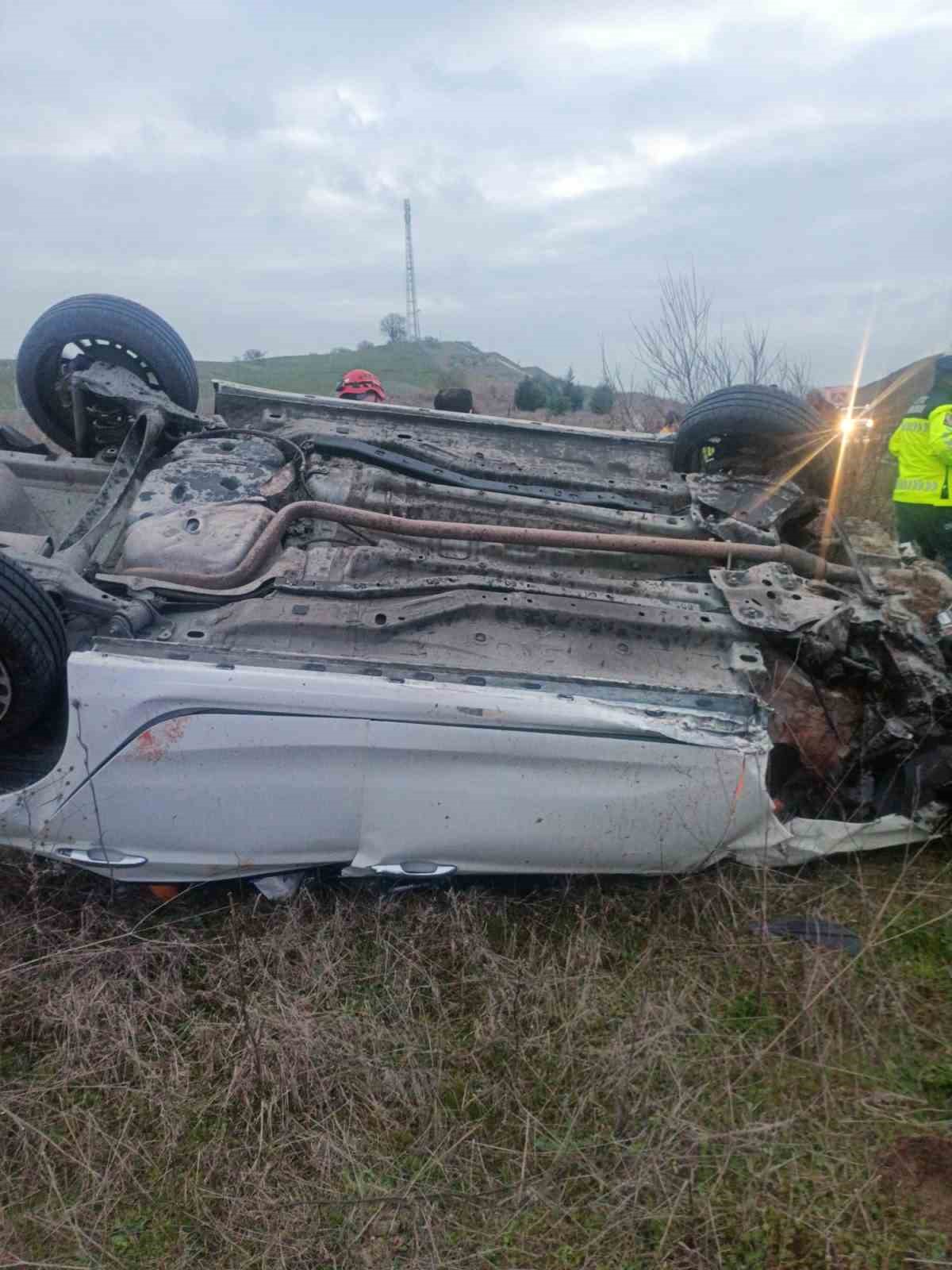 Balıkesir&rsquo;de otobanda ara&ccedil; takla attı
