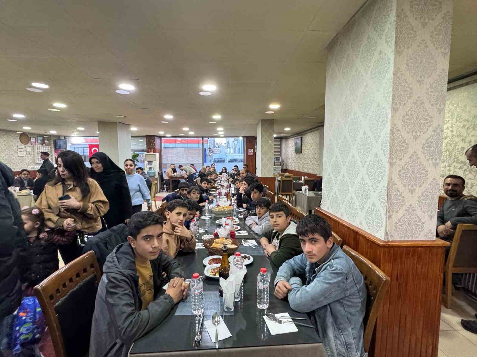 Hafızlık öğrencilerine anlamlı iftar yemeği